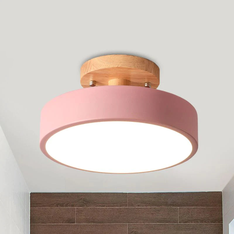 Lampa Sufitowa Skandynawska z Drewnianym Detalem i Okrągłym Kloszem