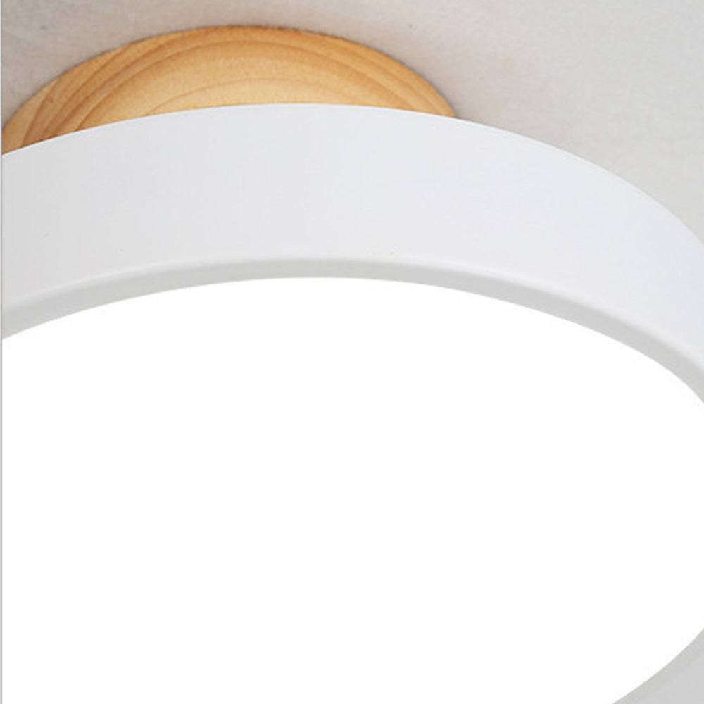Lampa Sufitowa Skandynawska z Drewnianym Detalem i Okrągłym Kloszem