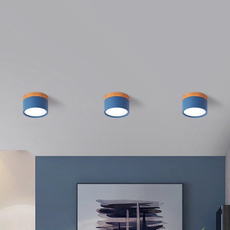 Lampa Sufitowa Skandynawska z Drewnianym Detalem i Okrągłym Kloszem