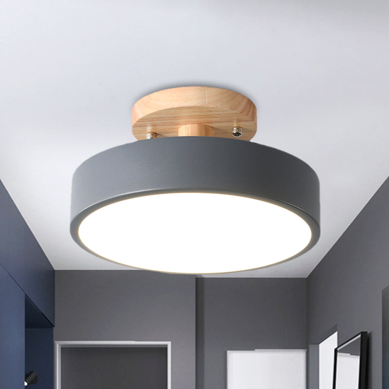 Lampa Sufitowa Skandynawska z Drewnianym Detalem i Trójkolorowym Światłem
