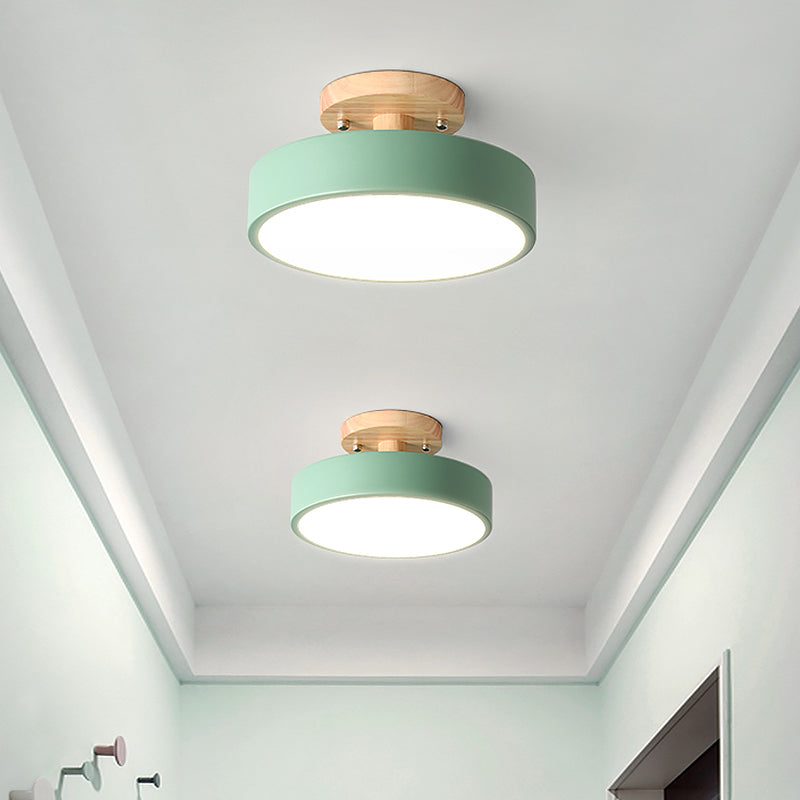 Lampa Sufitowa Skandynawska z Drewnianym Detalem i Trójkolorowym Światłem