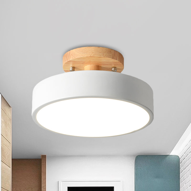 Lampa Sufitowa Skandynawska z Drewnianym Detalem i Trójkolorowym Światłem