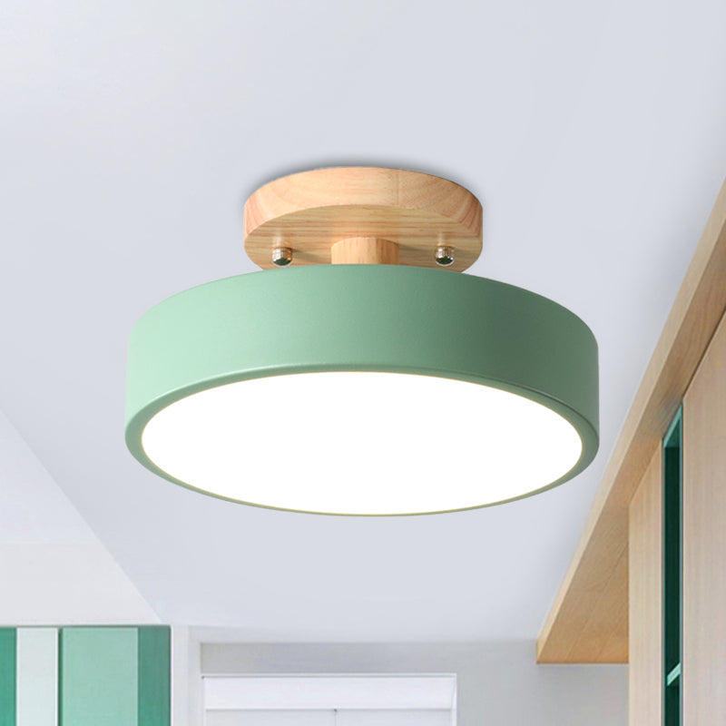 Lampa Sufitowa Skandynawska z Drewnianym Detalem i Trójkolorowym Światłem