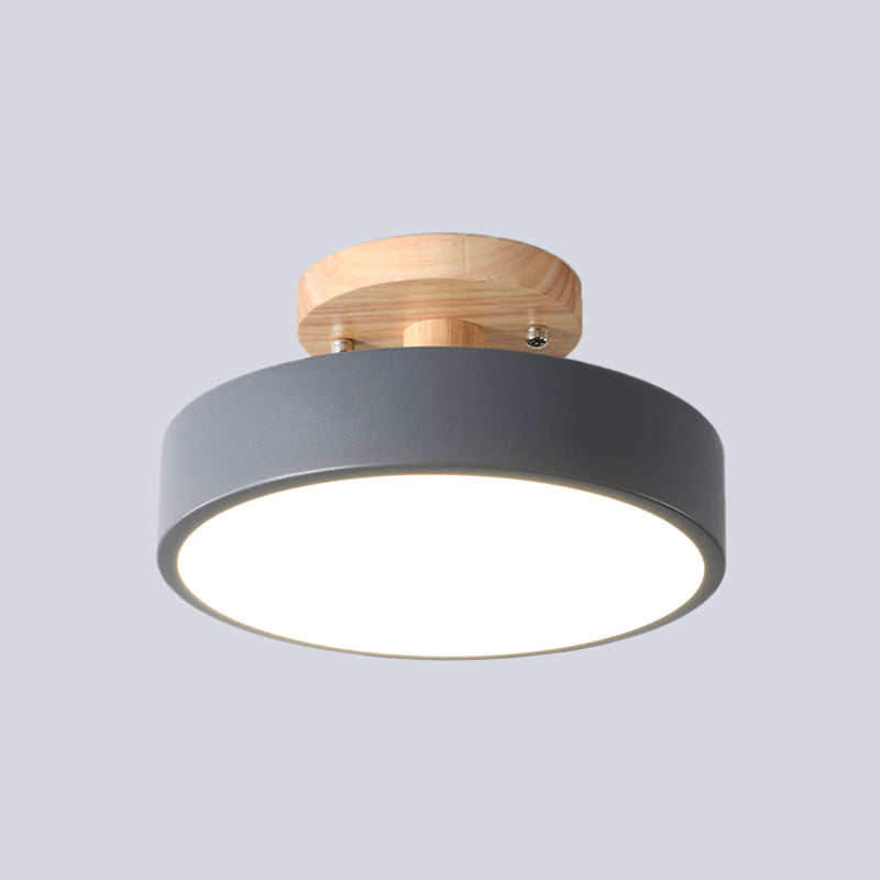 Lampa Sufitowa Skandynawska z Drewnianym Detalem i Trójkolorowym Światłem