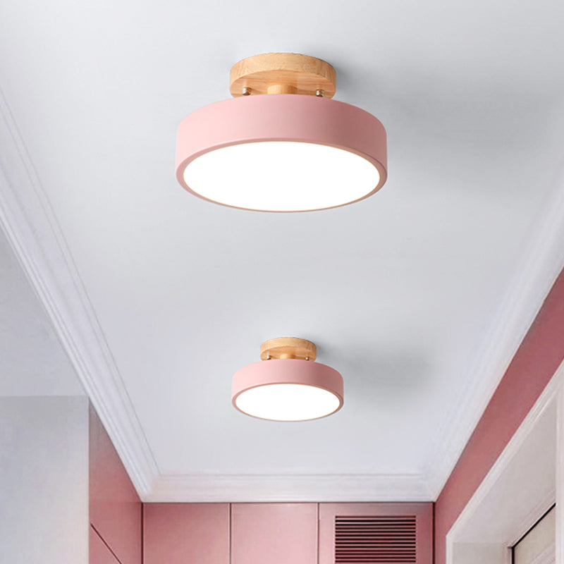 Lampa Sufitowa Skandynawska z Drewnianym Detalem i Trójkolorowym Światłem