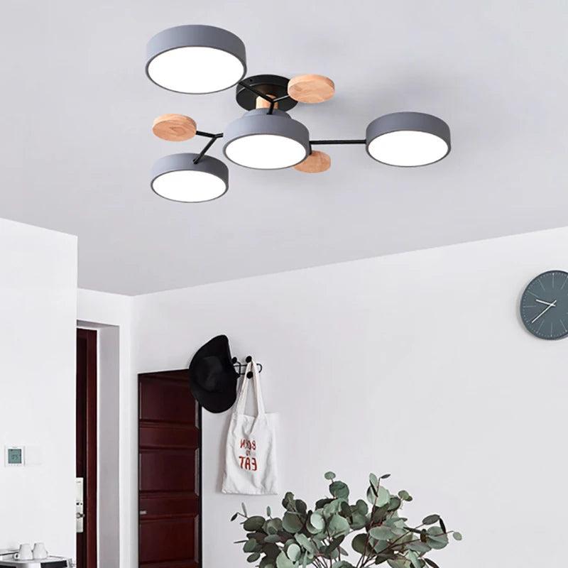 Lampa Sufitowa Skandynawska z Okrągłymi Kloszami i Drewnianymi Detalami