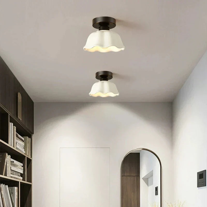 Lampa Sufitowa Vintage z Falowanym Kloszem i Oprawką E27