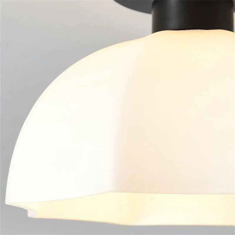 Lampa Sufitowa Vintage z Falowanym Kloszem i Oprawką E27