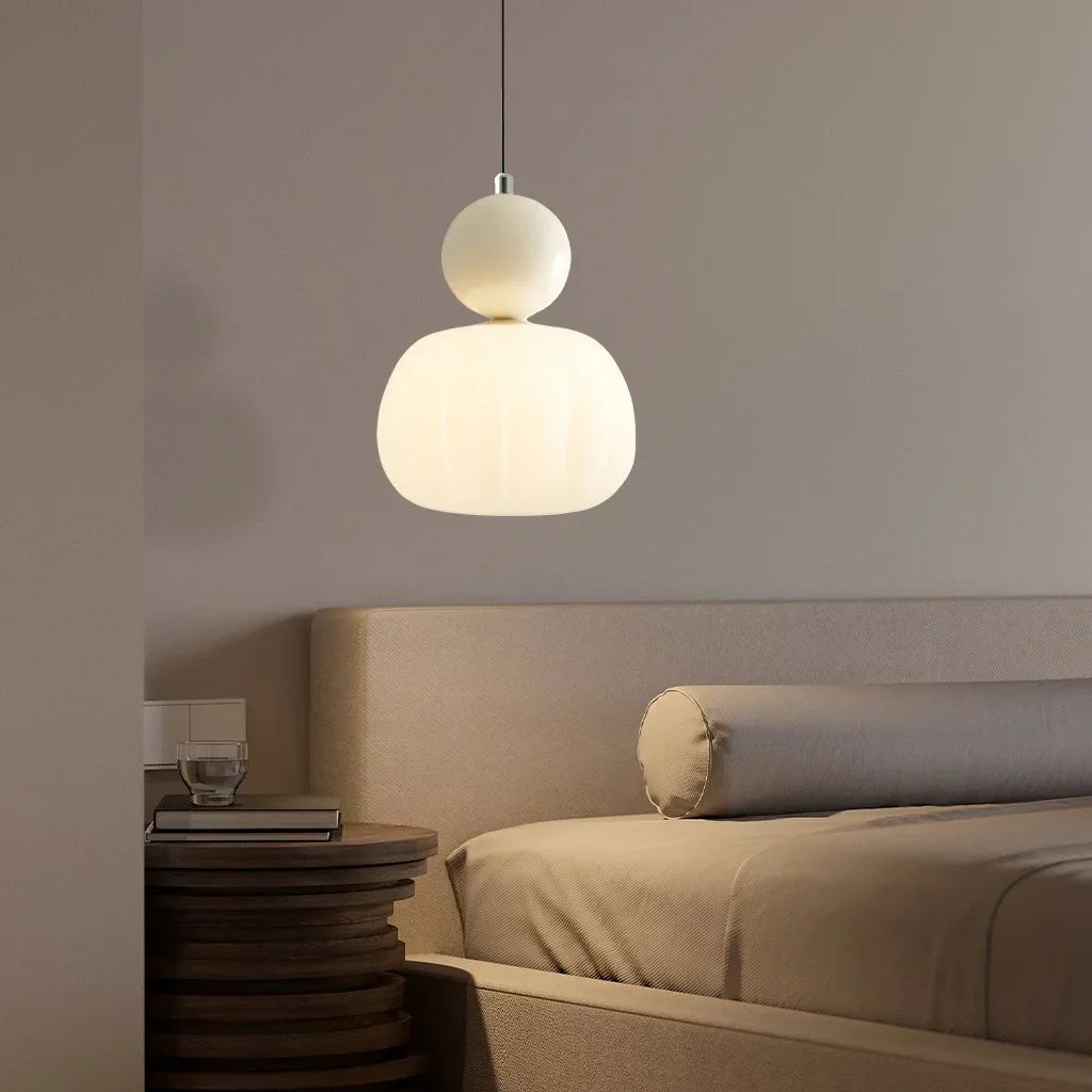 Lampa Wisząca Art Deco z Kulistym Detalem i Mlecznym Kloszem ##POS:10##