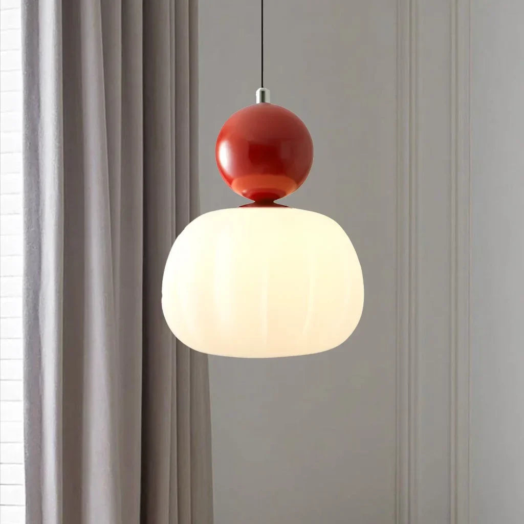 Lampa Wisząca Art Deco z Kulistym Detalem i Mlecznym Kloszem