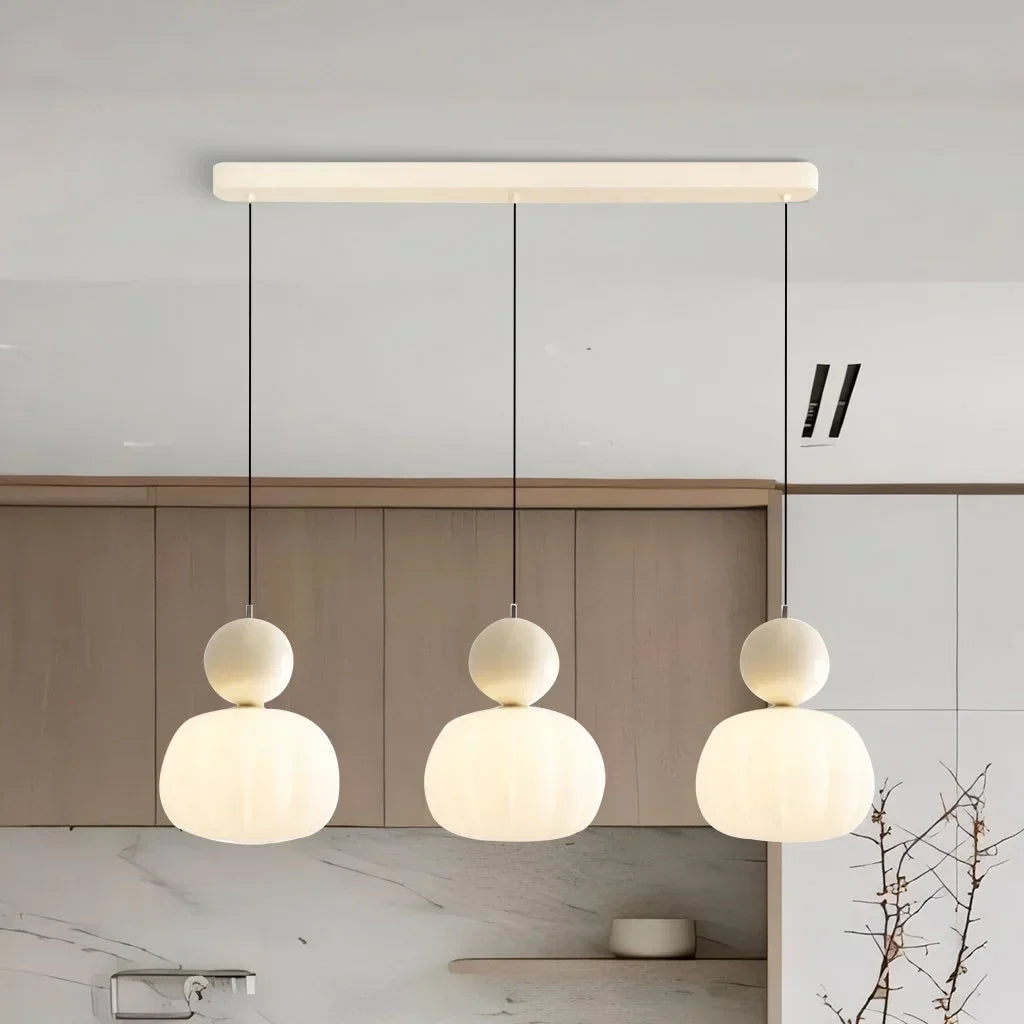 Lampa Wisząca Art Deco z Kulistym Detalem i Mlecznym Kloszem