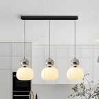 Lampa Wisząca Art Deco z Kulistym Detalem i Mlecznym Kloszem
