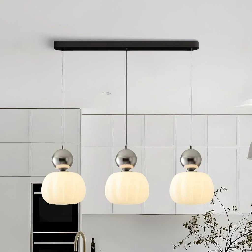 Lampa Wisząca Art Deco z Kulistym Detalem i Mlecznym Kloszem
