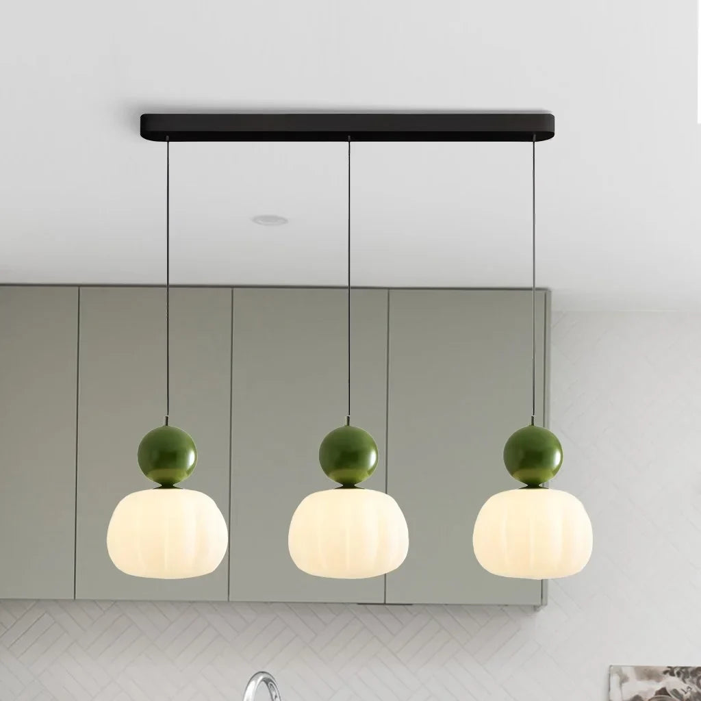 Lampa Wisząca Art Deco z Kulistym Detalem i Mlecznym Kloszem