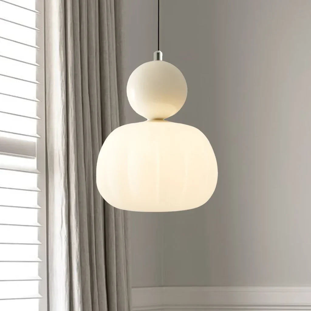 Lampa Wisząca Art Deco z Kulistym Detalem i Mlecznym Kloszem