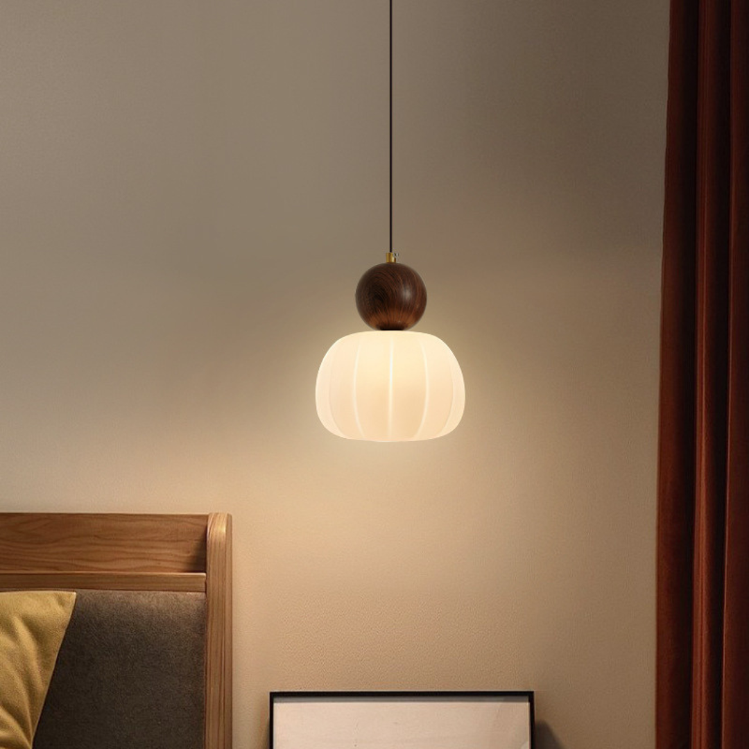 Lampa Wisząca Art Deco z Kulistym Detalem i Mlecznym Kloszem