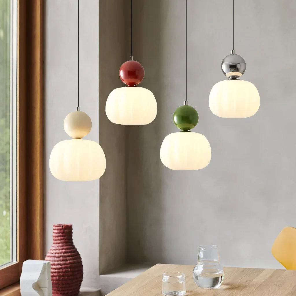 Lampa Wisząca Art Deco z Kulistym Detalem i Mlecznym Kloszem