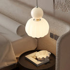 Lampa Wisząca Art Deco z Kulistym Detalem i Mlecznym Kloszem