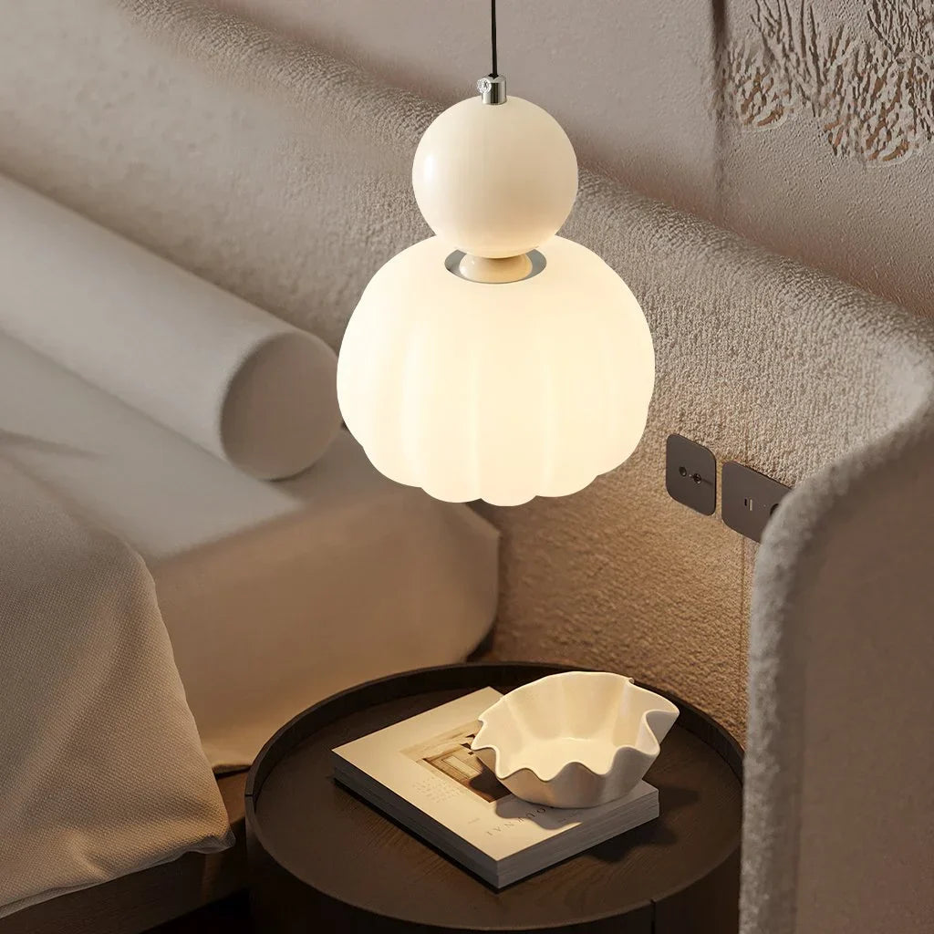Lampa Wisząca Art Deco z Kulistym Detalem i Mlecznym Kloszem