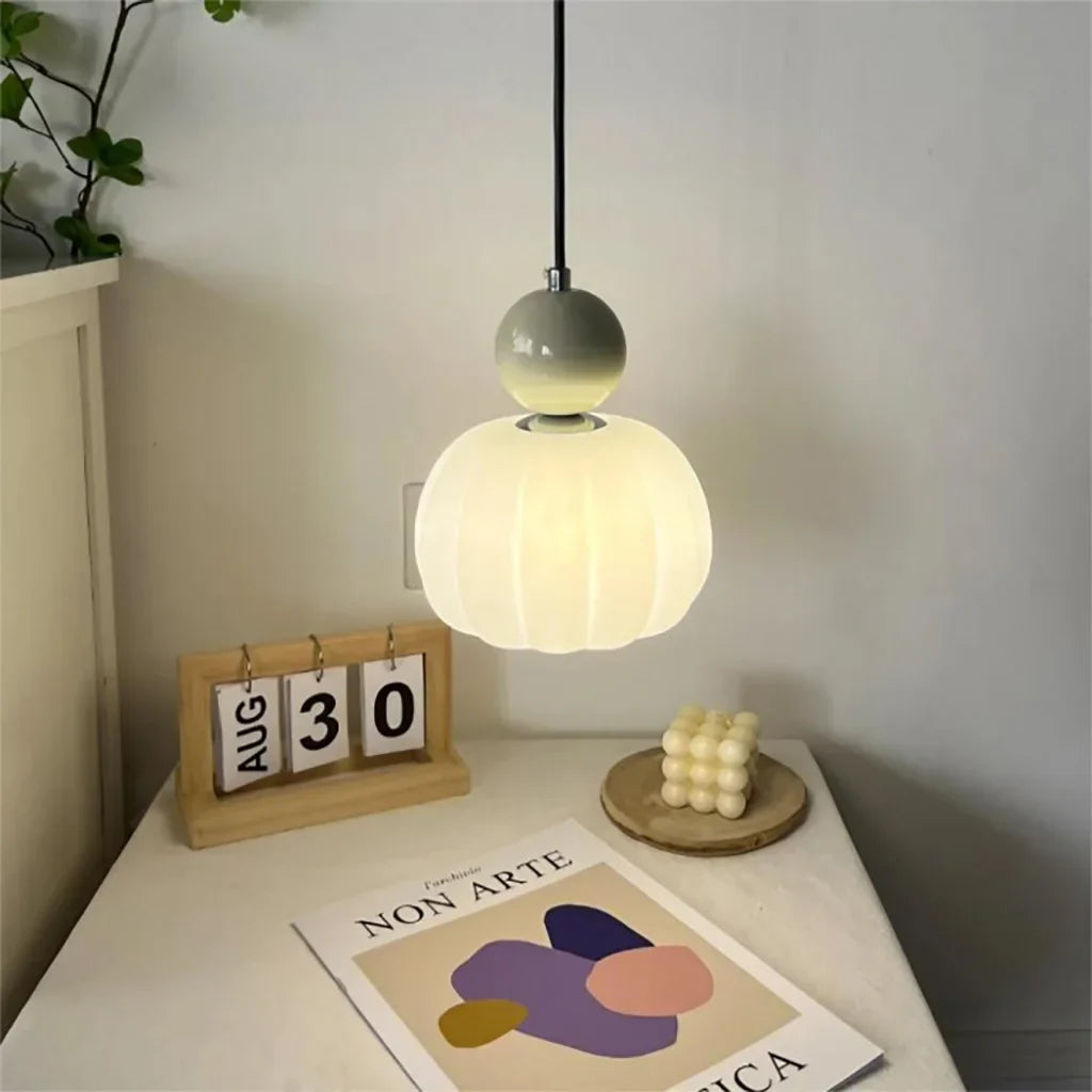 Lampa Wisząca Art Deco z Kulistym Detalem i Mlecznym Kloszem