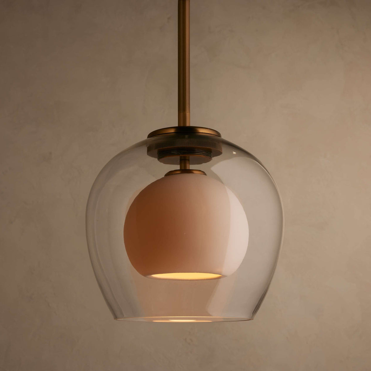 Lampa Wisząca Art Deco z Podwójnym Kloszem Szklanym i Mosiężnym Zawieszeniem