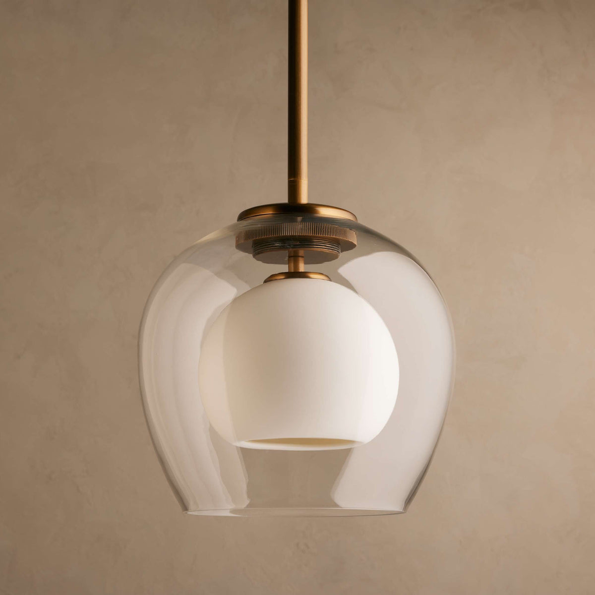 Lampa Wisząca Art Deco z Podwójnym Kloszem Szklanym i Mosiężnym Zawieszeniem