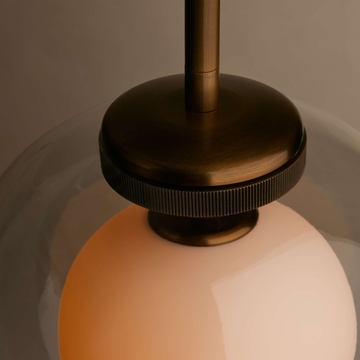 Lampa Wisząca Art Deco z Podwójnym Kloszem Szklanym i Mosiężnym Zawieszeniem