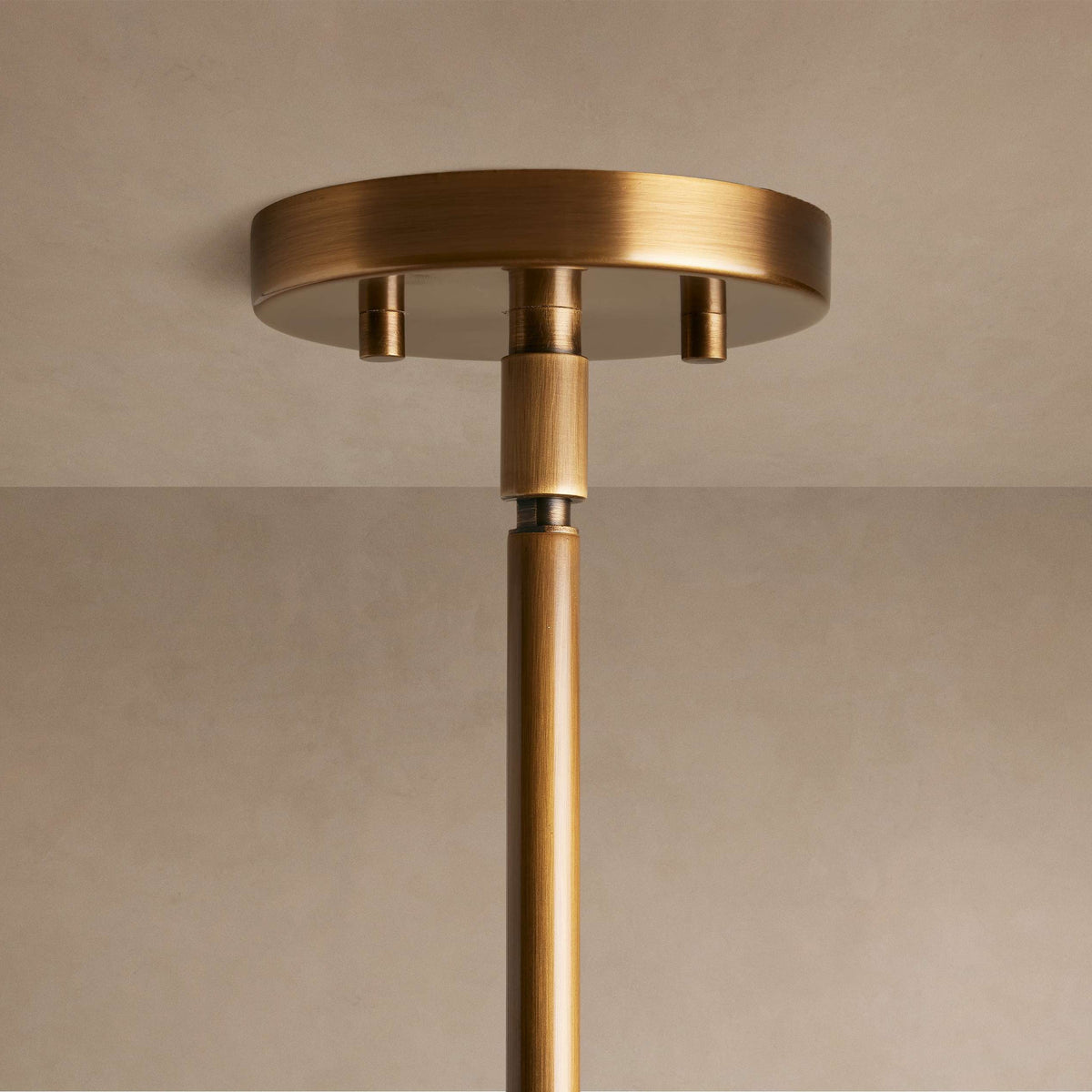 Lampa Wisząca Art Deco z Podwójnym Kloszem Szklanym i Mosiężnym Zawieszeniem