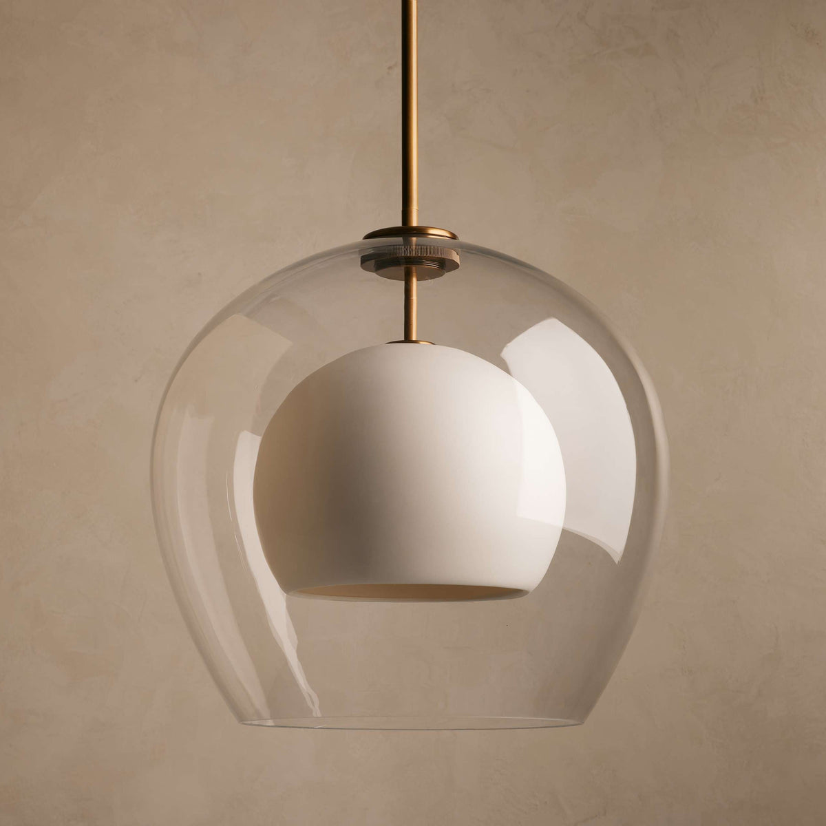 Lampa Wisząca Art Deco z Podwójnym Kloszem Szklanym i Mosiężnym Zawieszeniem