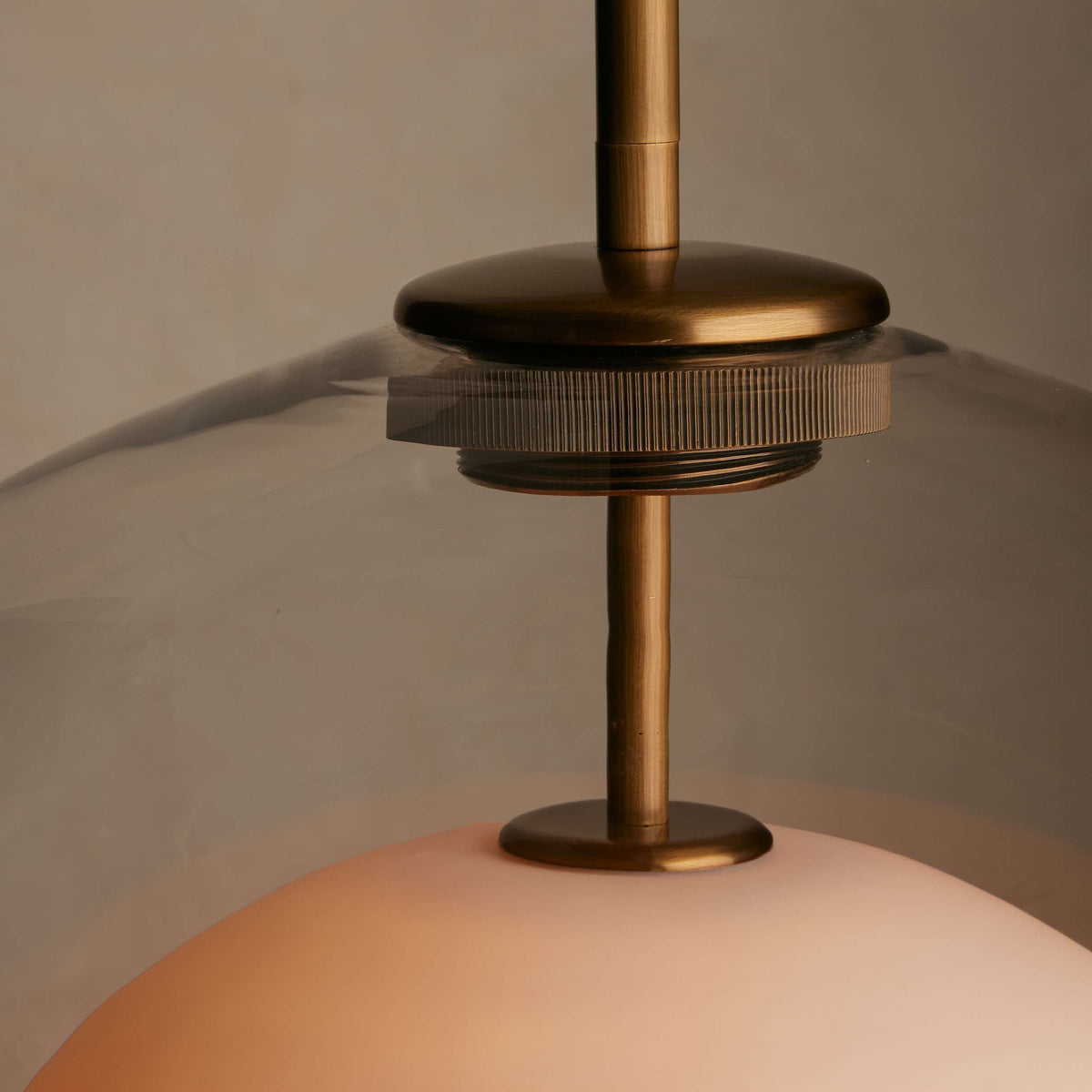 Lampa Wisząca Art Deco z Podwójnym Kloszem Szklanym i Mosiężnym Zawieszeniem