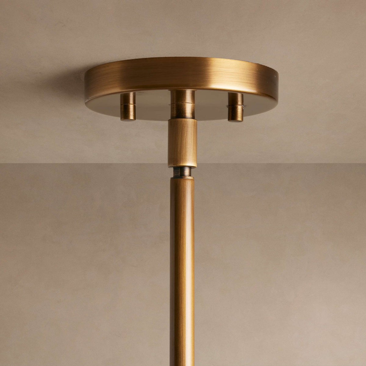 Lampa Wisząca Art Deco z Podwójnym Kloszem Szklanym i Mosiężnym Zawieszeniem