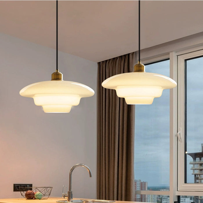 Lampa Wisząca Art Deco ze Szklanym Kloszem i Mosiężnym Wykończeniem