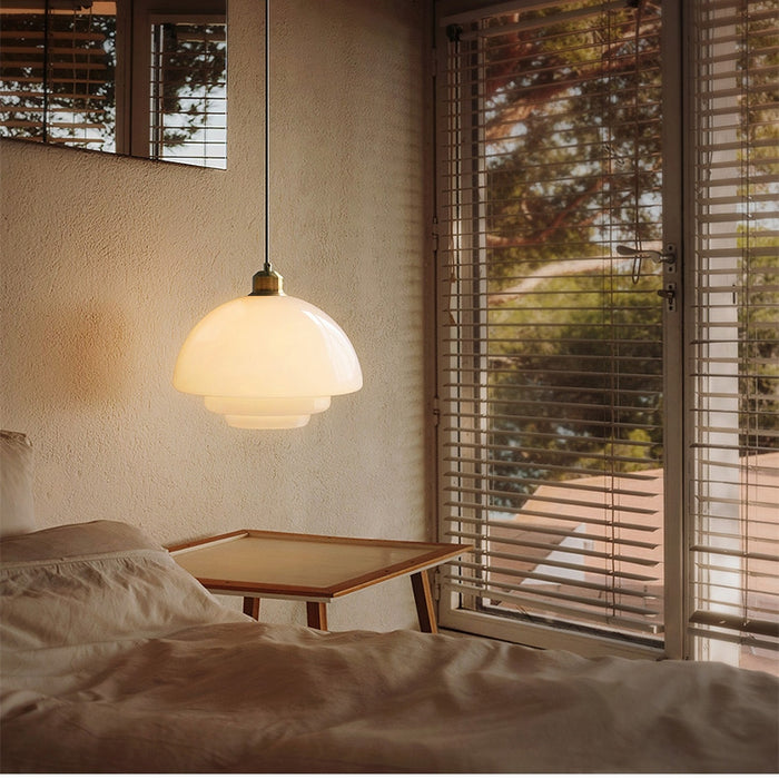 Lampa Wisząca Art Deco ze Szklanym Kloszem i Mosiężnym Wykończeniem