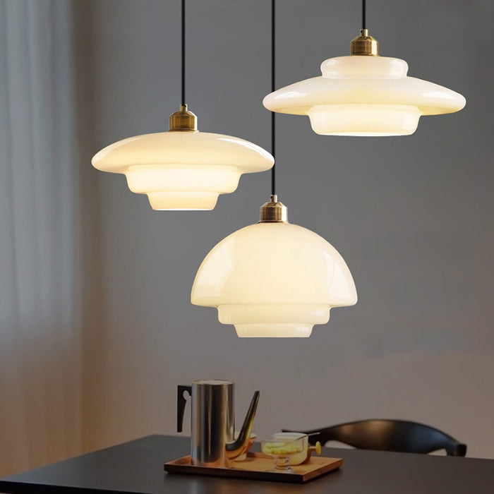 Lampa Wisząca Art Deco ze Szklanym Kloszem i Mosiężnym Wykończeniem