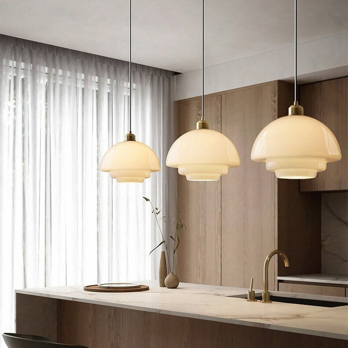 Lampa Wisząca Art Deco ze Szklanym Kloszem i Mosiężnym Wykończeniem