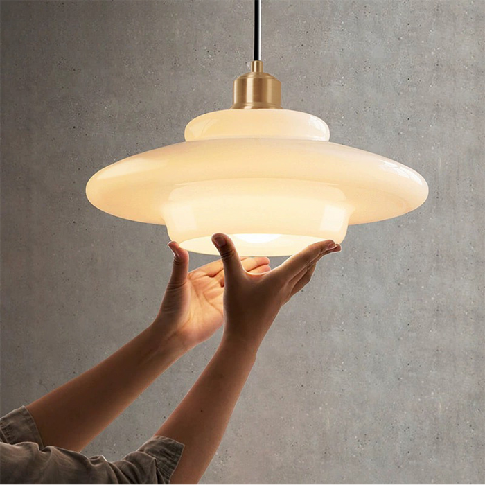 Lampa Wisząca Art Deco ze Szklanym Kloszem i Mosiężnym Wykończeniem
