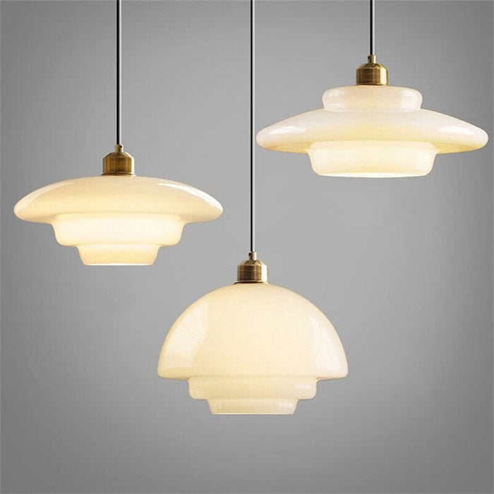 Lampa Wisząca Art Deco ze Szklanym Kloszem i Mosiężnym Wykończeniem