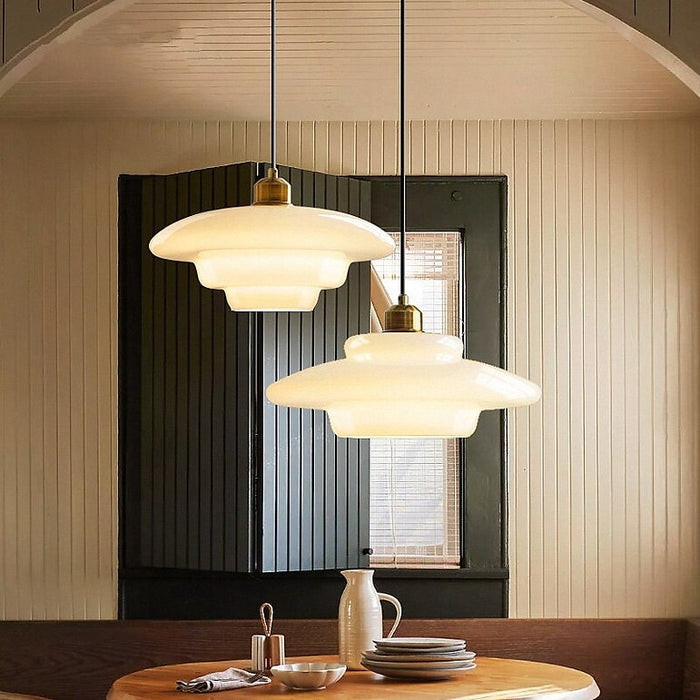 Lampa Wisząca Art Deco ze Szklanym Kloszem i Mosiężnym Wykończeniem