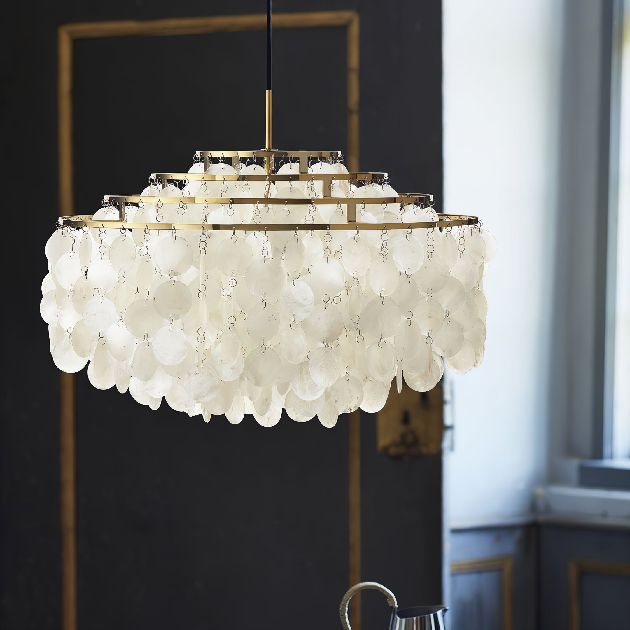 Lampa Wisząca Boho z Dyskami z Muszli na Metalowej Ramie