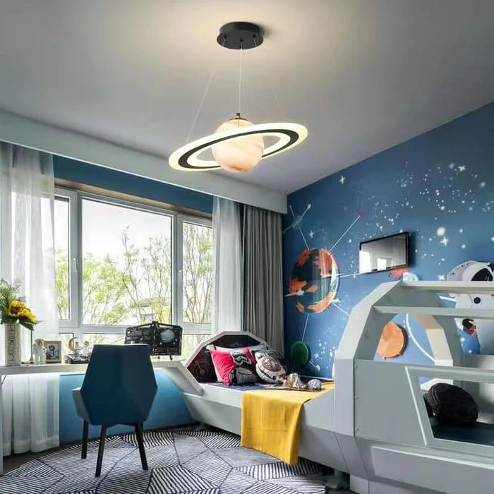 Lampa Wisząca do Pokoju Dziecięcego w Kształcie Planety z Figurką Astronauta