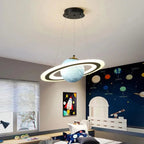 Lampa Wisząca do Pokoju Dziecięcego w Kształcie Planety z Figurką Astronauta