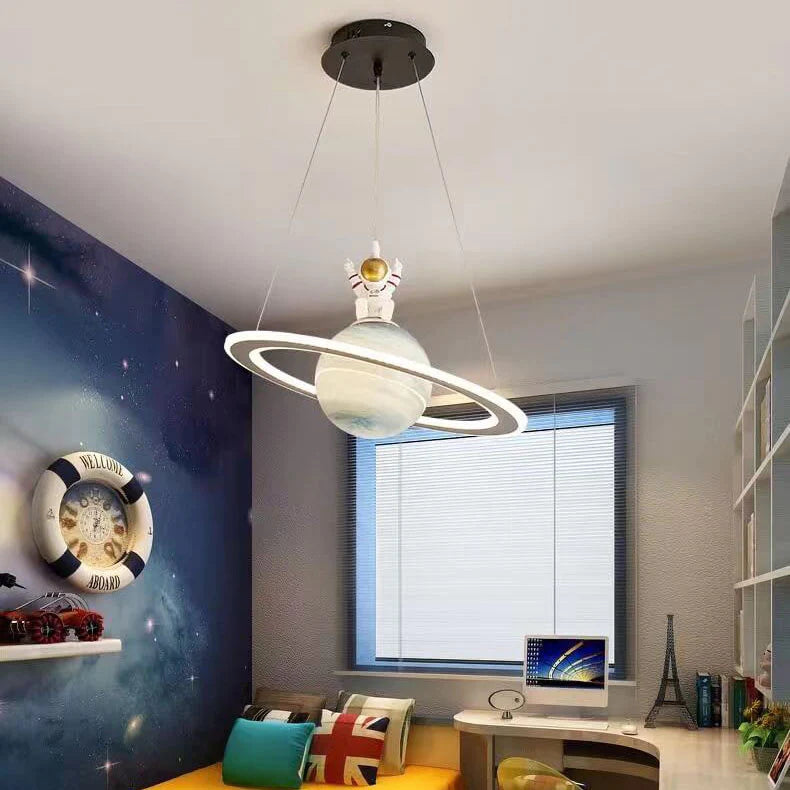 Lampa Wisząca do Pokoju Dziecięcego w Kształcie Planety z Figurką Astronauta