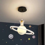 Lampa Wisząca do Pokoju Dziecięcego w Kształcie Planety z Figurką Astronauta