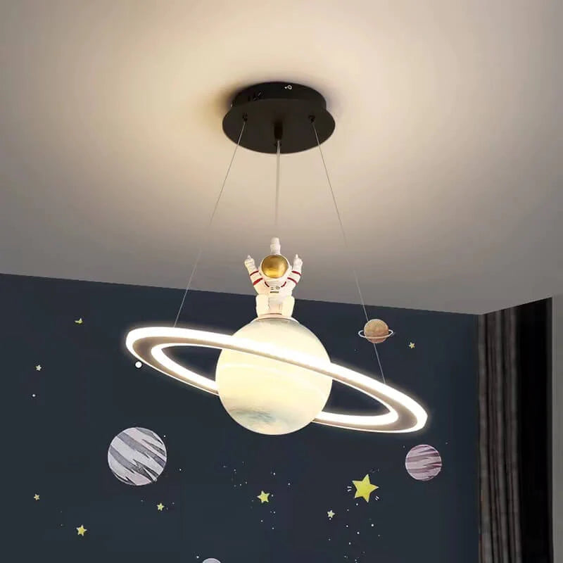 Lampa Wisząca do Pokoju Dziecięcego w Kształcie Planety z Figurką Astronauta