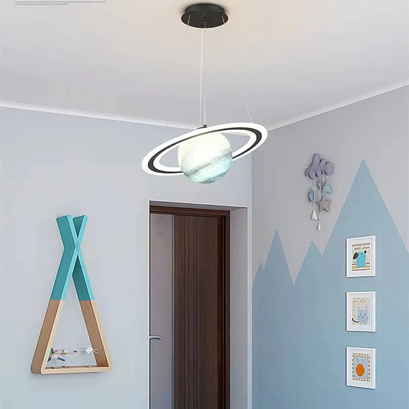 Lampa Wisząca do Pokoju Dziecięcego w Kształcie Planety z Figurką Astronauta