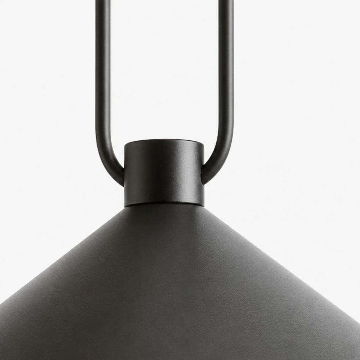 Lampa Wisząca Industrialna z Metalowym Kloszem w Kształcie Stożka