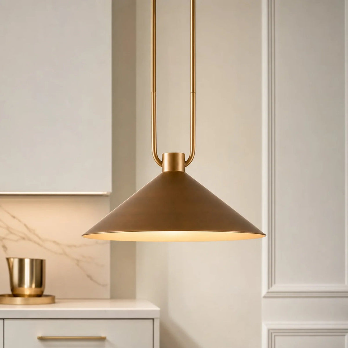 Lampa Wisząca Industrialna z Metalowym Kloszem w Kształcie Stożka