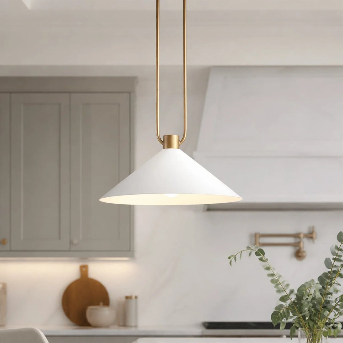 Lampa Wisząca Industrialna z Metalowym Kloszem w Kształcie Stożka