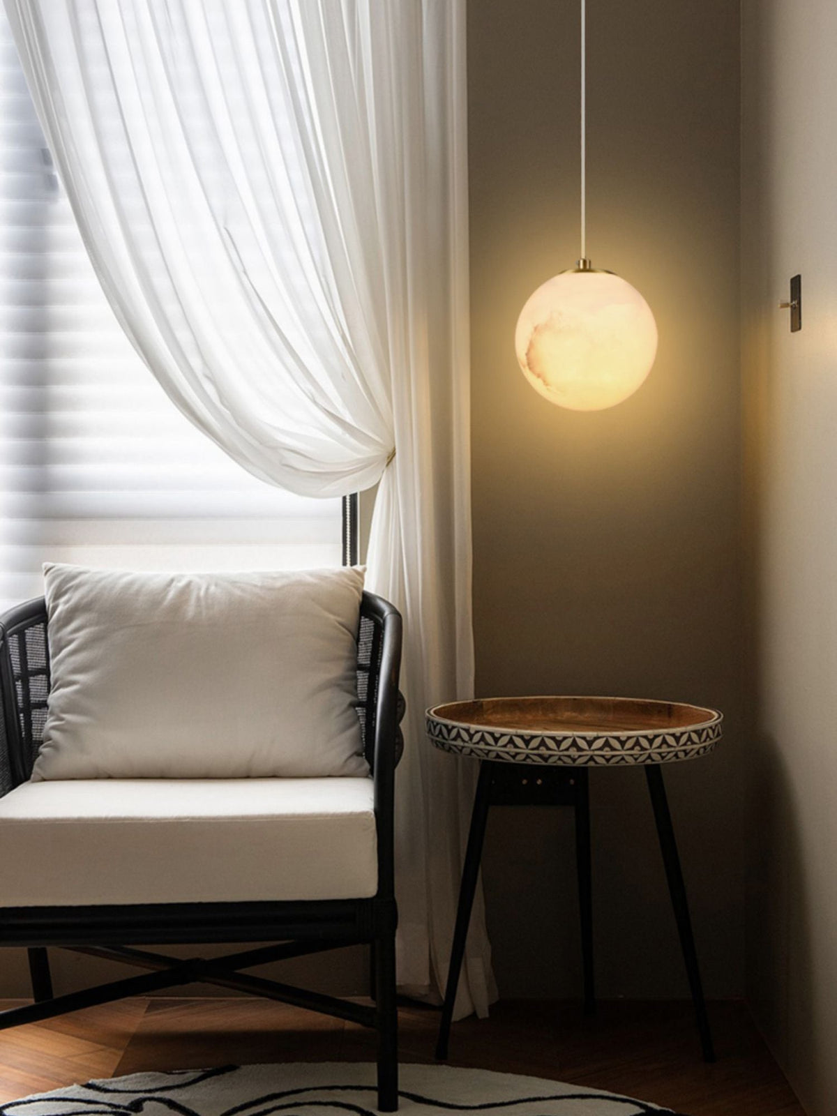 Lampa Wisząca Minimalistyczna z Kloszem w Kształcie Kuli z Alabastru
