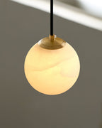 Lampa Wisząca Minimalistyczna z Kloszem w Kształcie Kuli z Alabastru